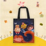 Sevilen çocuk kitap karakterlerinin illüstrasyonlarıyla tasarlanmış özel bez çanta